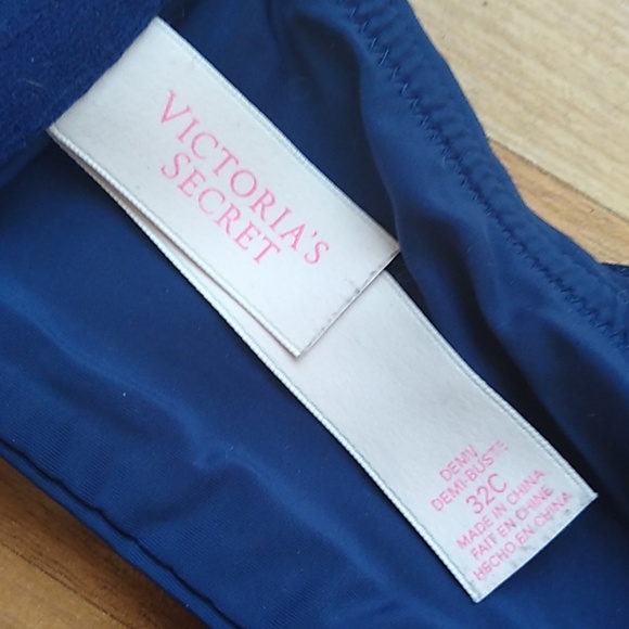 Victoria's Secret - front closure bra - Picture 3 of 3